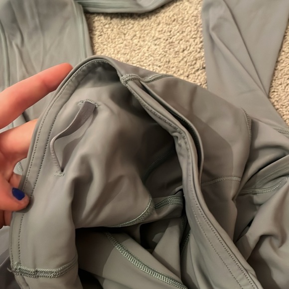 LULULEMON SIZE 4 BLUE LEGGINGS - Picture 5 of 5